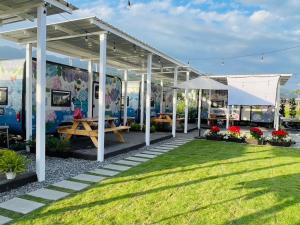 einen Pavillon mit Picknicktisch und Markise in der Unterkunft 水旅居露營車 in Toucheng