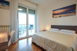 เตียงในห้องที่ Nuvola Apartment Fiumicino Easy Self check-in