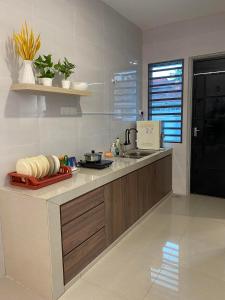 Кухня или мини-кухня в LYL HOMESTAY-IPOH 10Pax 4R
