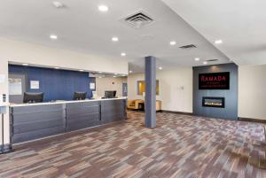 Lobby o reception area sa Ramada By Wyndham Niagara Falls near the Falls