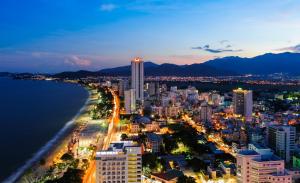 - une vue sur la ville la nuit dans l'établissement Sky Beach D20 Nha Trang, à Nha Trang