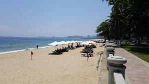 - une plage avec des chaises et des parasols et l'océan dans l'établissement Sky Beach D20 Nha Trang, à Nha Trang