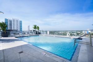 ein großer Pool auf einem Gebäude in der Unterkunft Smart Brickell Hotel in Miami