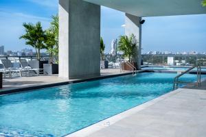 ein Pool auf dem Dach eines Gebäudes in der Unterkunft Smart Brickell Hotel in Miami