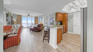 uma cozinha e sala de estar com vista para o oceano em St Lucia 1204 a Luxury Condo with Gulf Views em Destin