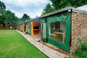 uma fila de casas verdes e laranjas num quintal em Altavista TERRA em Colón