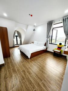 Un pat sau paturi într-o cameră la Happy Bun Hotel Da Lat