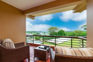 Zimmer mit Balkon und Aussicht in der Unterkunft Chobe Safari Lodge in Kamdini