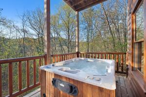 세비에빌에 위치한 Private Smoky Mountain Luxury Log Home with 2 Fireplaces, Hot Tub & Community Pool에서 갤러리에 업로드한 사진