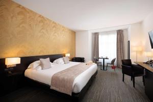 Voodi või voodid majutusasutuse Best Western Plus Hôtel Massena Nice toas