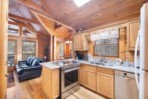 Private Smoky Mountain Luxury Log Home with 2 Fireplaces, Hot Tub & Community Pool 주방 또는 간이 주방