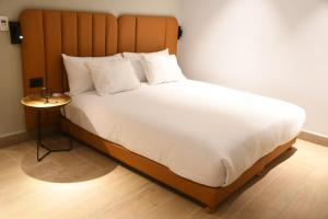 A bed or beds in a room at HOTEL SHOSHANA