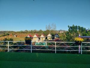 a row of houses behind a fence at K'Ho Cil Homestay Tà Nung in Da Lat