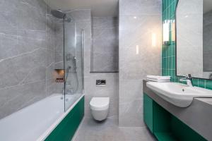 uma casa de banho com um lavatório, um WC e um chuveiro em Hotel Killarney em Killarney