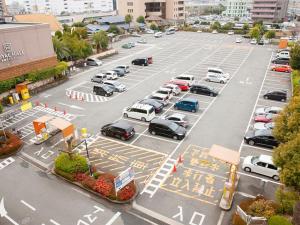 een luchtzicht op een parkeerplaats met geparkeerde auto's bij Nara Royal Hotel in Nara