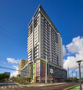 um edifício alto numa rua da cidade em Tru By Hilton Fort Lauderdale Downtown-Flagler Village em Fort Lauderdale