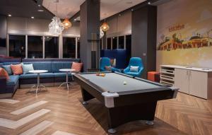 uma sala de bilhar com mesa de bilhar e sofás em Tru By Hilton Fort Lauderdale Downtown-Flagler Village em Fort Lauderdale