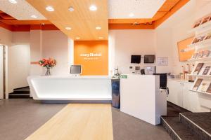 ein Büro mit einer Rezeption und einer Theke in der Unterkunft easyHotel Maastricht City Centre in Maastricht