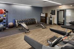 een fitnessruimte met loopbanden en gewichten in een kamer bij Hampton Inn Newark Airport in Newark