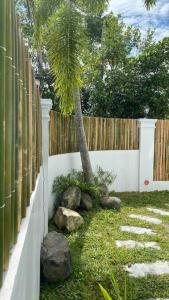 Garden sa labas ng The White Villa in Lipa