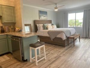 En eller flere senge i et værelse på Destin Bliss! Your Dream Studio Condo on Holiday Isle!