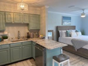 Køkken eller tekøkken på Destin Bliss! Your Dream Studio Condo on Holiday Isle!