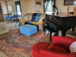 sala de estar con piano y sofá en A rest after a day in the Death Valley desert, en Scranton