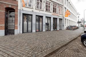 eine Kopfsteinpflasterstraße vor einem Gebäude in der Unterkunft easyHotel Maastricht City Centre in Maastricht