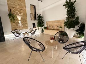 un grupo de sillas y mesas en una habitación en Casa Boutique Navarro, en Montilla