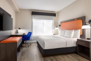 A bed or beds in a room at La Quinta by Wyndham Mt. Laurel - Philadelphia