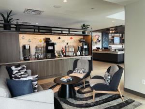 Гостиная зона в Atwell Suites Austin Airport, an IHG Hotel