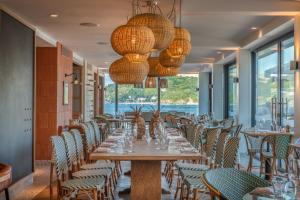 un comedor con una mesa larga y sillas en Harbour Beach Club, Hotel & Spa en Salcombe