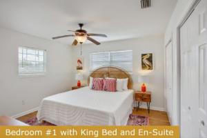 a bedroom with a king bed and an er suite at Estrella del Mar in Panama City Beach