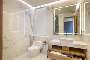 Un baño de Kinaralana Hotel Yogyakarta