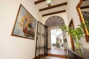 un pasillo con una puerta y una pintura en la pared en Hotel San Miguel, en Córdoba