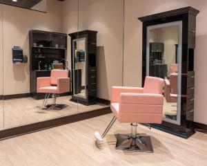 een salon met 2 roze stoelen en spiegels bij Showboat Hotel Atlantic City in Atlantic City