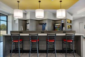 een keuken met een bar met 4 krukken bij Motel 6 Dallas, TX Methodist Charlton Medical Ctr in Dallas