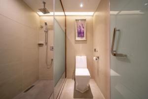 een badkamer met een toilet en een douche bij Guangzhou Baiyun Airport Yunzhi Hotel near Terminal One - Complimentary Shuttle Bus between hotel to Canton Fair Complex during Canton Fair in Guangzhou