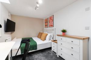 Gulta vai gultas numurā naktsmītnē Cosy One Bed Apt in Leeds City