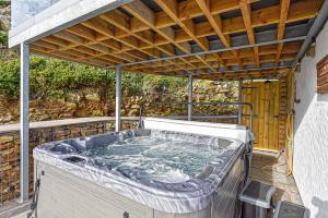 wanna z hydromasażem na pokładzie domu w obiekcie Goferydd, South Stack, Anglesey, 4 bed luxury home, hot tub, dog friendly w mieście Holyhead