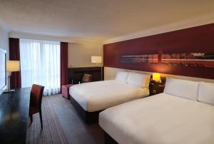 Tempat tidur dalam kamar di Crowne Plaza Birmingham City, an IHG Hotel