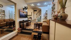 พื้นที่นั่งเล่นของ Top Location 3-4-5 Bedrooms House in Centre of Ha Noi - Clean, Cozy and Private - THE TOURNESOL