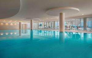 Басейн в Hilton Rijeka Costabella Beach Resort And Spa або поблизу