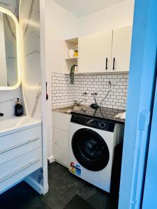 Una cocina o kitchenette en Stylish tiny home in Melton west