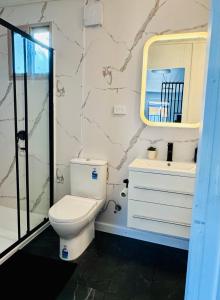 Un baño de Stylish tiny home in Melton west