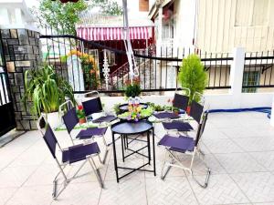 d'une terrasse avec une table et des chaises. dans l'établissement Dona Dalat Hotel, à Đà Lạt