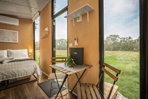 En eller flere senge i et værelse på Buffalo Plains Tiny House by Tiny Away