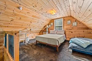 Кровать или кровати в номере Winter Vaca 2025 at Cozy Cute Cabin with HotTub, View & Mins2Fun