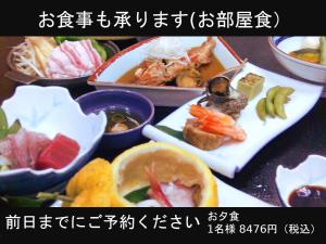 une table recouverte de bols de différents types de denrées alimentaires dans l'établissement Izuya Ryokan - Vacation STAY 22369v, à Yugawara