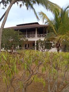 una casa en la playa con palmeras en Mkuu House, en Malindi